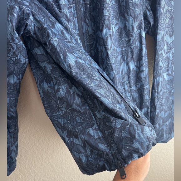 ATHLETA Sightseer Lace Ethereal Bloom Cottage Blue Jacket Size Small P - Picture 8 of 12